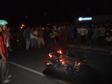 Chiếc xe máy của hai tên cẩu tặc bị người dân đốt cháy còn trơ khung
